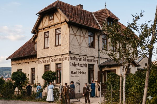 Schwanenburg, Ausflugslokal, Kaffegarten und Badeanstalt um 1900